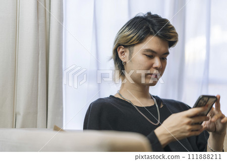 一名 20 多歲的男子，擁有智慧型手機 111888211