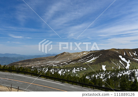 View from the Asama-Shirane-Shiga Sawayaka Highway, Mt. Shirane covered in remaining snow / Nakanojo Town, Gunma Prefecture 111889126