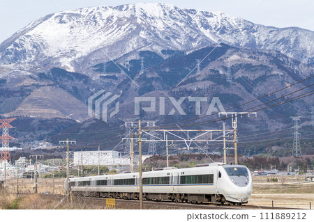 [Tokaido Main Line] Limited Express Shirasagi running with Mt. Ibuki in the background 111889212