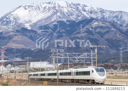 [Tokaido Main Line] Limited Express Shirasagi running with Mt. Ibuki in the background 111889213