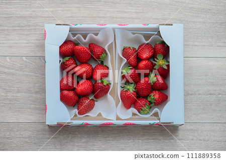 Strawberries as a return gift for hometown tax donations 111889358