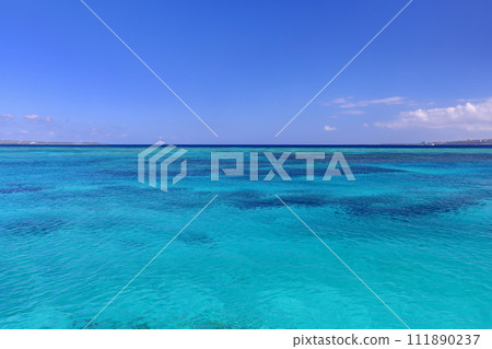 沖繩縣國頭郡本部町瀨底 從離島水納島的水納海灘眺望蔚藍的海水 沖繩縣國頭郡本部町瀨底 從離島水納島的水納海灘眺望蔚藍的海水 111890237