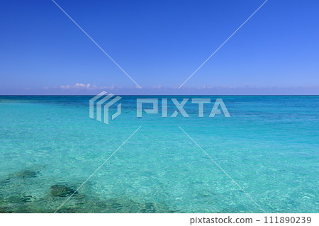 Sesoko, Motobu-cho, Kunigami-gun, Okinawa Prefecture A view of the Minna blue sea from Minna Beach on Minna Island, a small remote island Sesoko, Motobu-cho, Kunigami-gun, Okinawa Prefecture A view of the Minna blue sea from Minna Beach on Minna Island, a small remote island 111890239