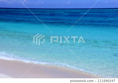 沖繩縣國頭郡本部町瀨底 從離島水納島的水納海灘眺望蔚藍的海水 沖繩縣國頭郡本部町瀨底 從離島水納島的水納海灘眺望蔚藍的海水 111890247