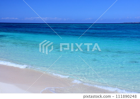 沖繩縣國頭郡本部町瀨底 從離島水納島的水納海灘眺望蔚藍的海水 111890248