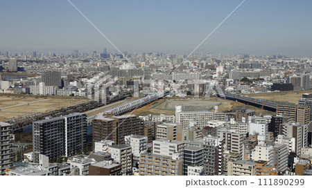 從川崎市政府展望台看到的東京晴空塔和東京塔等東京風景 111890299