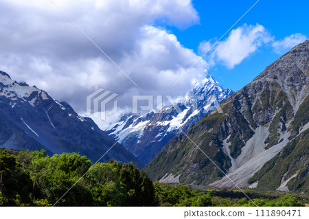 Beautiful snow covered mountains around Mt Cook and Aoraki in summer 111890471