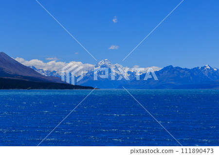 Mt Cook and the surrounding mountains of Aoraki seen from the beautiful blue Lake Pukaki 111890473