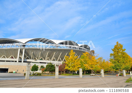 Niigata Stadium in autumn leaves (Niigata Prefecture) Niigata Stadium in autumn leaves (Niigata Prefecture) 111890588