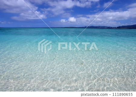 Sesoko, Motobu-cho, Kunigami-gun, Okinawa Prefecture A view of the Minna blue sea from Konan Beach on Minna Island, a small remote island 111890655