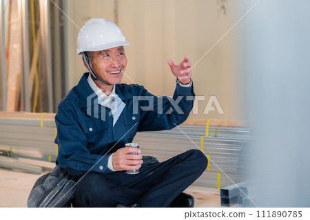 木匠在工地上休息 木匠在工地上休息 111890785