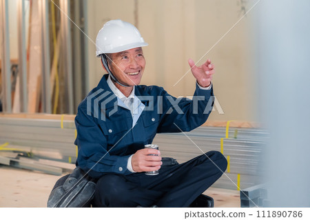 木匠在工地上休息 木匠在工地上休息 111890786