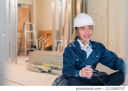 木匠在工地上休息 木匠在工地上休息 111890787