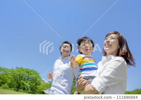 Parent and child walking in the park Parent and child walking in the park 111890884