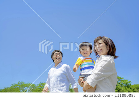 Parent and child walking in the park Parent and child walking in the park 111890885