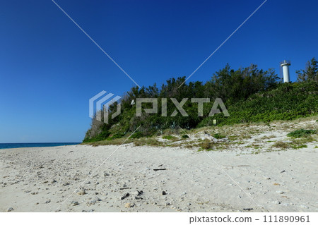 The sandy beach and lighthouse of Konan Beach on the small remote island of Minna Island, Sesoko, Motobu Town, Kunigami District, Okinawa Prefecture The sandy beach and lighthouse of Konan Beach on the small remote island of Minna Island, Sesoko, Motobu Town, Kunigami District, Okinawa Prefecture 111890961