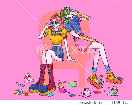 兩個友善的女孩吃蛋糕,粉紅色的背景 兩個友善的女孩吃蛋糕,粉紅色的背景 111891372