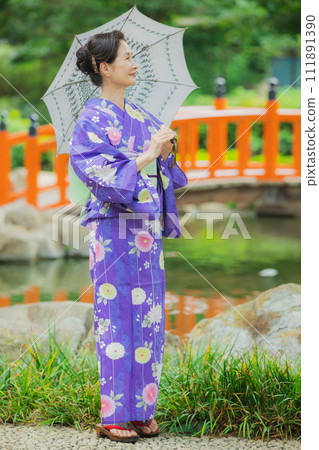 穿著浴衣的中年婦女 穿著浴衣的中年婦女 111891390