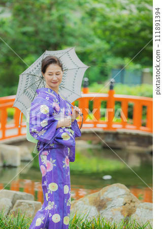 middle-aged woman in yukata 111891394