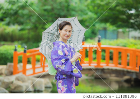 middle-aged woman in yukata 111891396