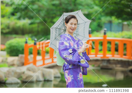 穿著浴衣的中年婦女 111891398