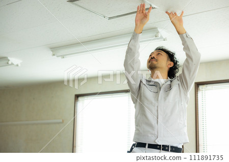 工人在地板上安裝電線 工人在地板上安裝電線 111891735