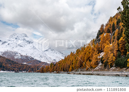 Lake Silsersee in autumn with snowcapped Piz da la Margna at the Maloja pass Lake Silsersee in autumn with snowcapped Piz da la Margna at the Maloja pass 111891808