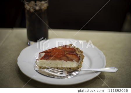 Strawberry jelly tart 111892036