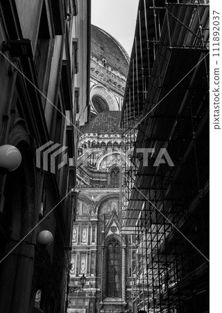 Cupola of the cathedral Santa Maria del Fiore in Florence from a street nearby 111892037