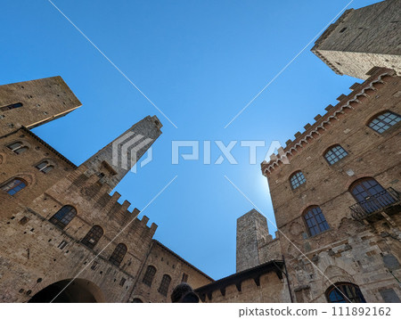 Wide angle sky view at the Piazza del Duomo in San Gimignano 111892162