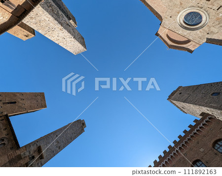 Wide angle sky view at the Piazza del Duomo in San Gimignano 111892163
