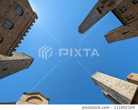 Wide angle sky view at the Piazza del Duomo in San Gimignano 111892164