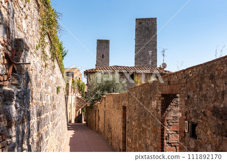 The towers Cugnanesi and Becci in San Gimignano, seen from the via del Prunello 111892170