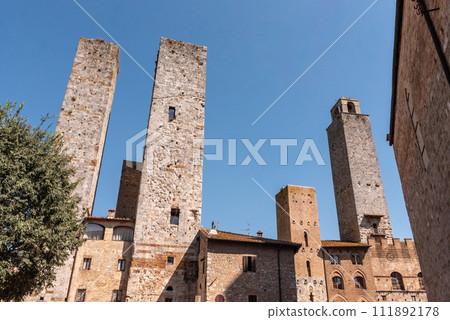View of the towers Pettini and Salvucci in San Gimignano View of the towers Pettini and Salvucci in San Gimignano 111892178