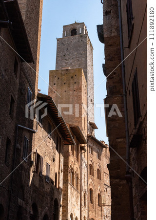View of the towers Rognosa and Chigi in San Gimignano 111892180