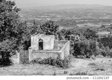 A small derelict cemetery near the Cellole monastery in the beautiful landscape of the Tuscany 111892197
