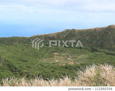 從八丈島八丈富士山頂眺望火山口 111892356