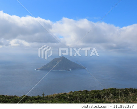 從八丈島山頂眺望八丈小島 111892357