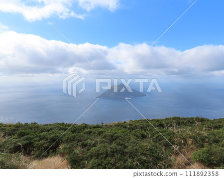 從八丈島山頂看到的八丈島 從八丈島山頂看到的八丈島 111892358