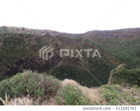 從八丈島山頂看到的火山口 111892761