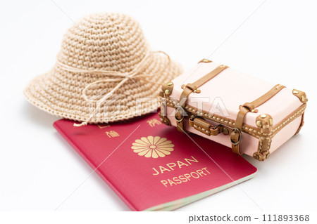 旅行包行李箱、護照和草帽 111893368