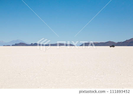 Jeep on Salar de Uyuni, Bolivia 111893452