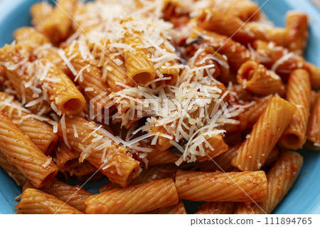 Rigatoni al sugo di carne 111894765