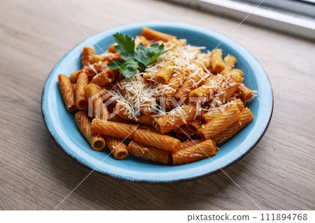 Rigatoni al sugo di carne 111894768