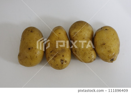 馬鈴薯排在切菜板上 馬鈴薯排在切菜板上 111896409