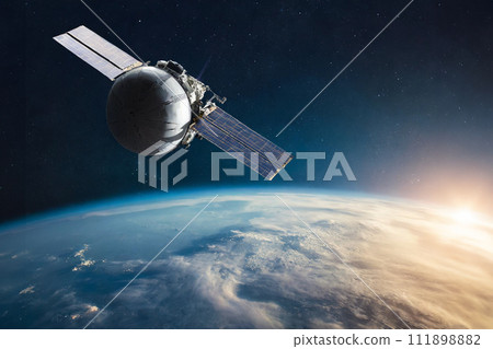 接近地球的太空船的圖像 111898882