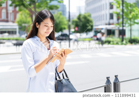 有筆記本的女商人 有筆記本的女商人 111899431