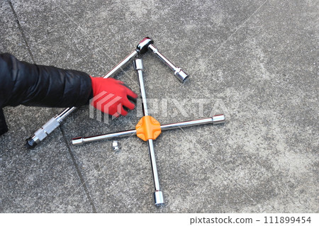 換輪胎工具:十字扳手、扭力扳手 換輪胎工具:十字扳手、扭力扳手 111899454