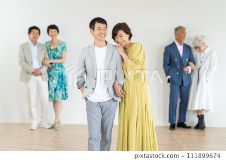 Group of middle-aged men and women, senior couples 111899674