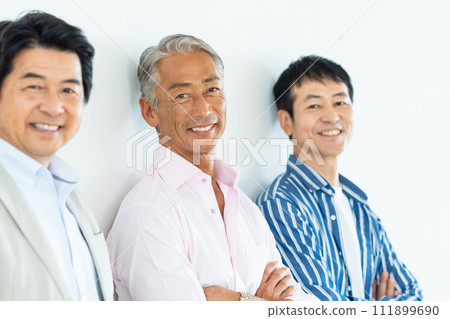 中年男子微笑著排隊 111899690